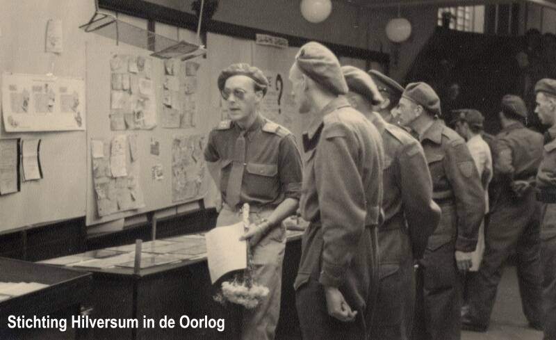 Prins Bernhard loopt langs de display van vervalste identiteitspapieren, zoals persoonsbewijzen. Collectie Stichting Hilversum in de Oorlog
