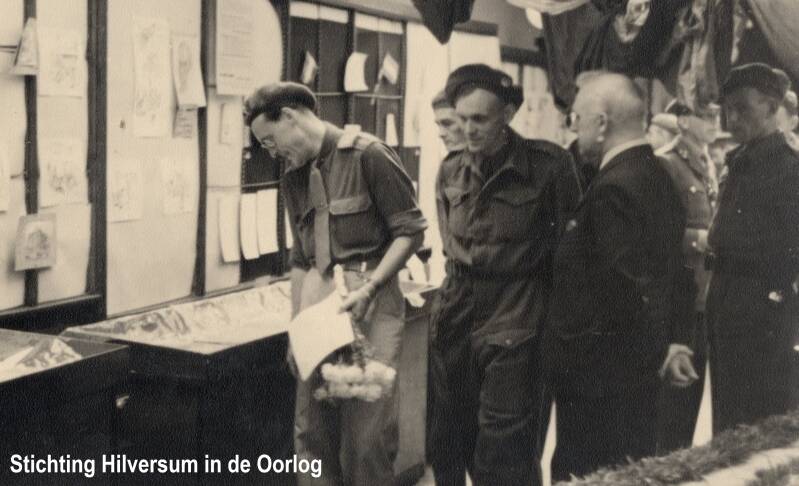 Prins Bernhard bekijkt de display van vervalste identiteitspapieren, zoals persoonsbewijzen. Collectie Stichting Hilversum in de Oorlog
