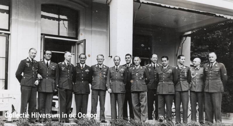 Groepsfoto van Duitse en Italiaanse luchtmachtmilitairen voor villa Oud Crailo, 1942. Friedrich Christiansen is de vijfde van links. Collectie Hilversum in de Oorlog