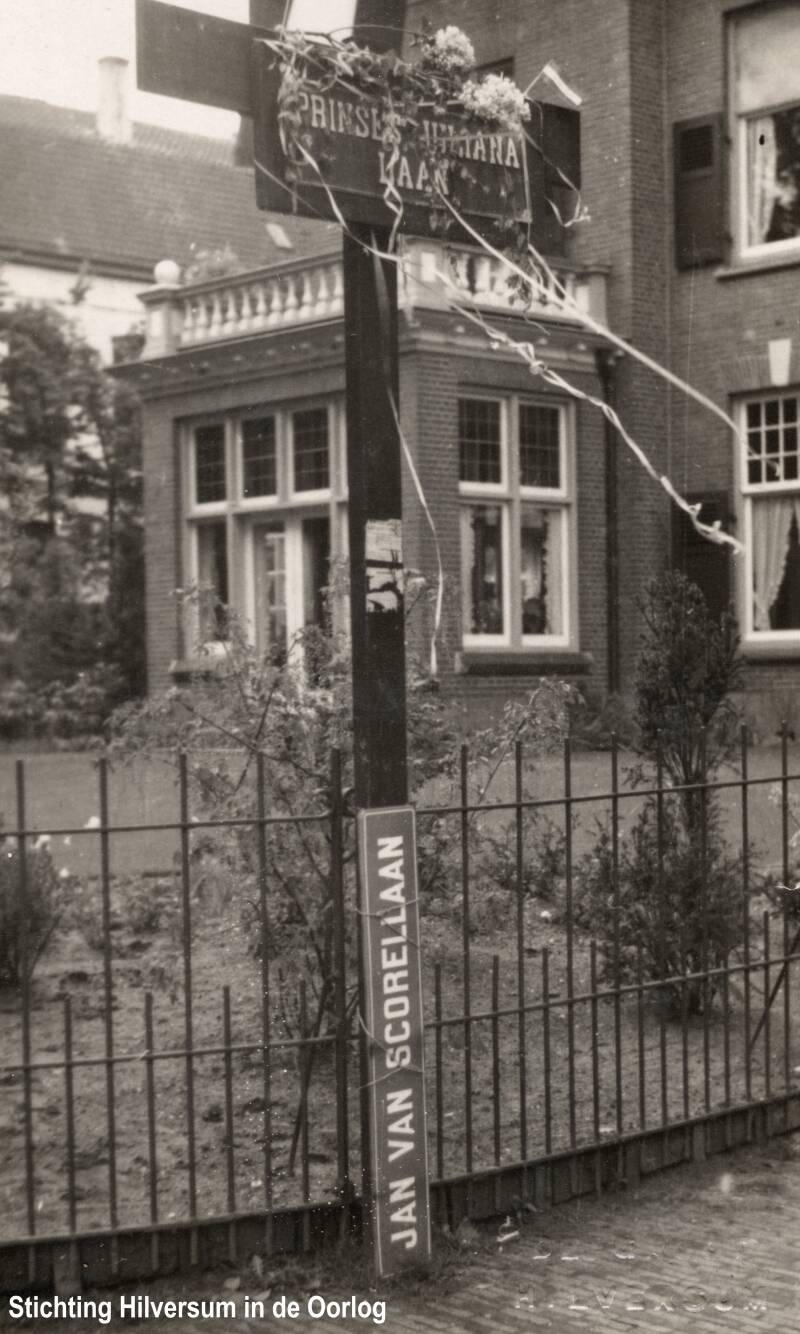 Straatnaambord Prinses Julianalaan in ere hersteld. Foto De Groot Hilversum. Collectie Hilversum in de Oorlog.