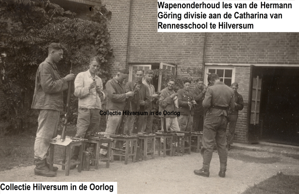 Wapenonderhoud les van de Hermann Göring divisie aan de Catharina van Renesschool te Hilversum. Collectie Hilversum in de Oorlog.