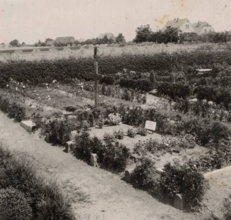 Grafkruis ter herdenking aan de 23 overleden Hilversumse dwangarbeiders tussen Kerstmis 1944 en april 1945 in Kirchlengeren.
