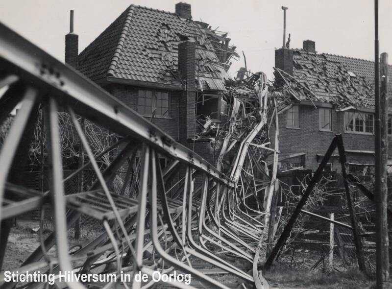 Neergekomen NSF zendmast op een woning aan de Meteorenstraat. Collectie Hilversum in de Oorlog.
