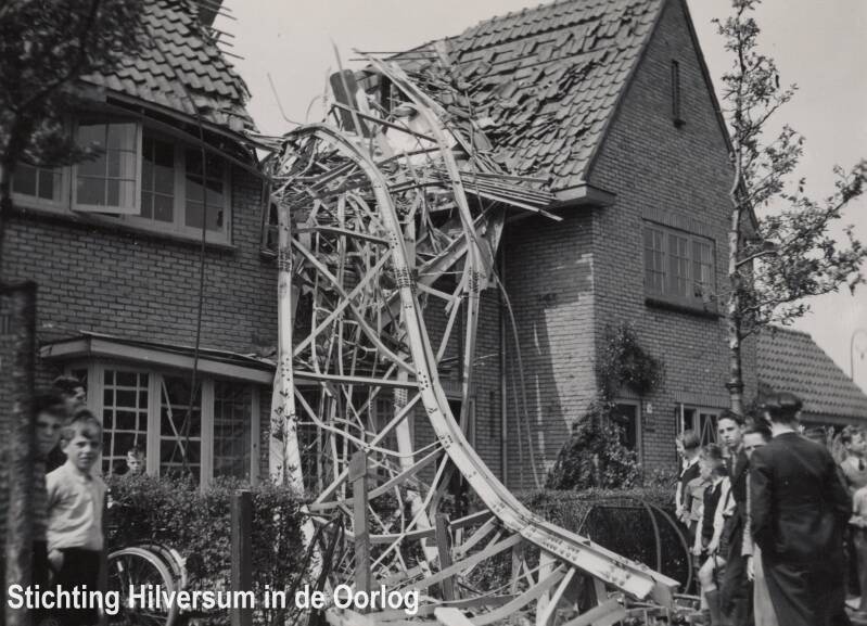 Neergekomen NSF zendmast op een woning aan de Meteorenstraat. Collectie Hilversum in de Oorlog.