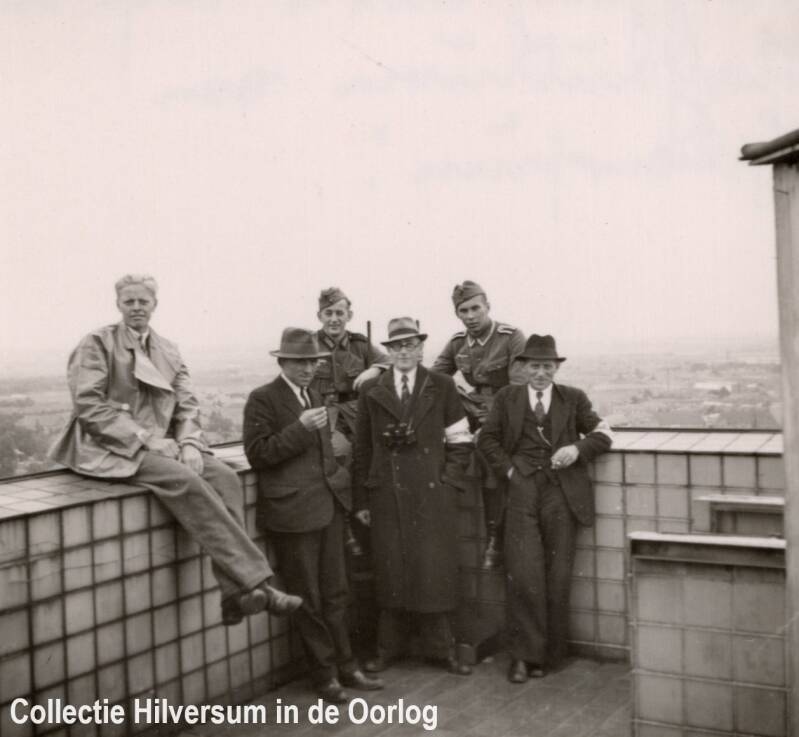 Leden van de Luchtbeschermingsdienst samen met Duitse Wehrmacht militairen in de toren van het Raadhuis, 1940. Collectie Hilversum in de Oorlog