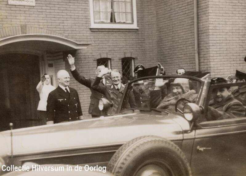 WBN Friedrich Christiansen zwaait Hermann Göring uit bij villa Slingerbosch te Crailo, 1944. Collectie Hilversum in de Oorlog