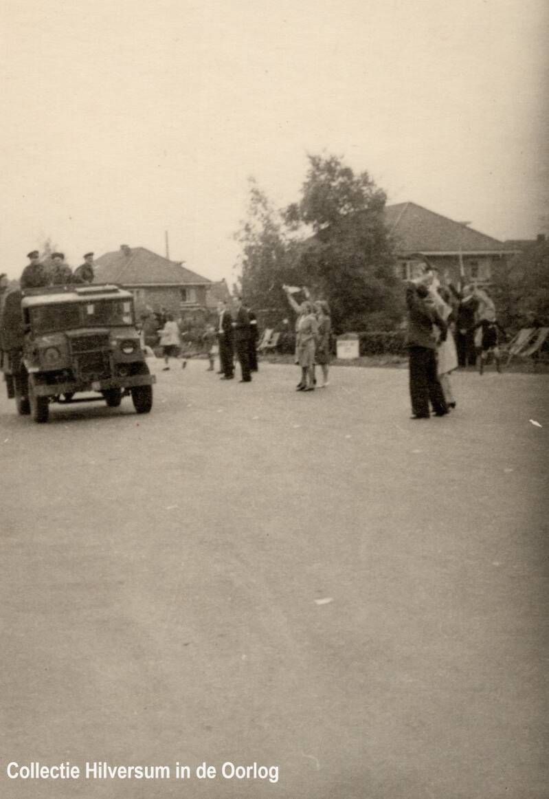 Intocht geallieerde militairen in Bussum, foto A. Groenink-Cuperus. Collectie Hilversum in de Oorlog