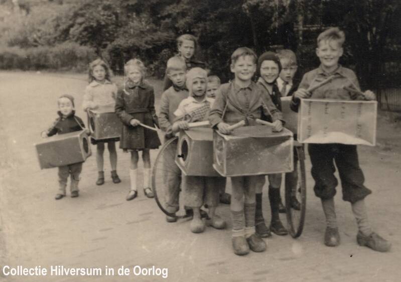 Kinderen met trommels, foto A. Groenink-Cuperus. Collectie Hilversum in de Oorlog.