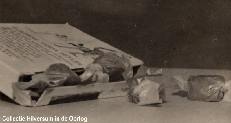 Afbeelding Sinterklaaspakje liggend. Collecite Hilversum in de Oorlog