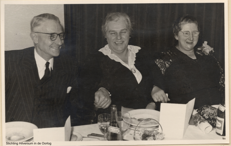 Een foto van na de oorlog. V.l.n.r. Jan van Munster, Suze van Munster-van den Berg, en Fenny Hamel-de Vries. Collectie Stichting Hilversum in de Oorlog. Bruikleen familie Hamel