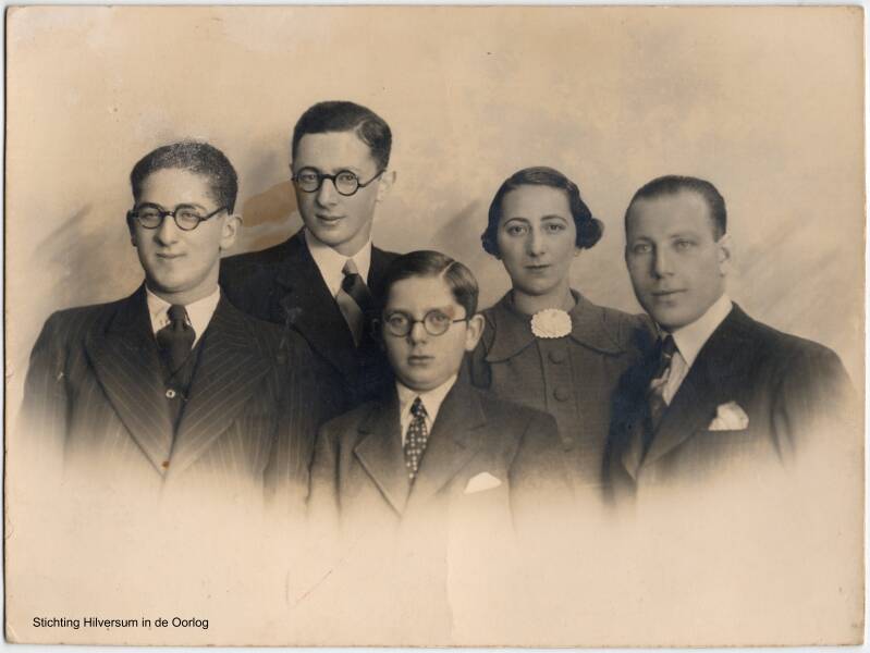 Kinderen van Jacob en Fenny Hamel. V.l.n.r.: Philip (Flip), Israël (Ies), Abraham (Bram), Evaline (Eef) en Philip (Flip) Krant, de echtgenoot van Eef. Collectie Stichting Hilversum in de Oorlog. Bruikleen familie Hamel