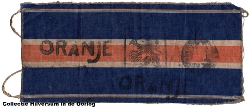 NBS armband uit gewest 9 ''Het Gooi'' met stempel van een bel. Collectie Hilversum in de Oorlog.