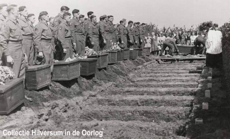 Begrafenis van de dertien omgekomen Britse Polar Bear-militairen op de Noorderbegraafplaats. Collectie Hilversum in de Oorlog