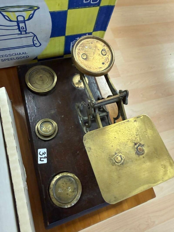Vintage Kitchen / Letter Scale