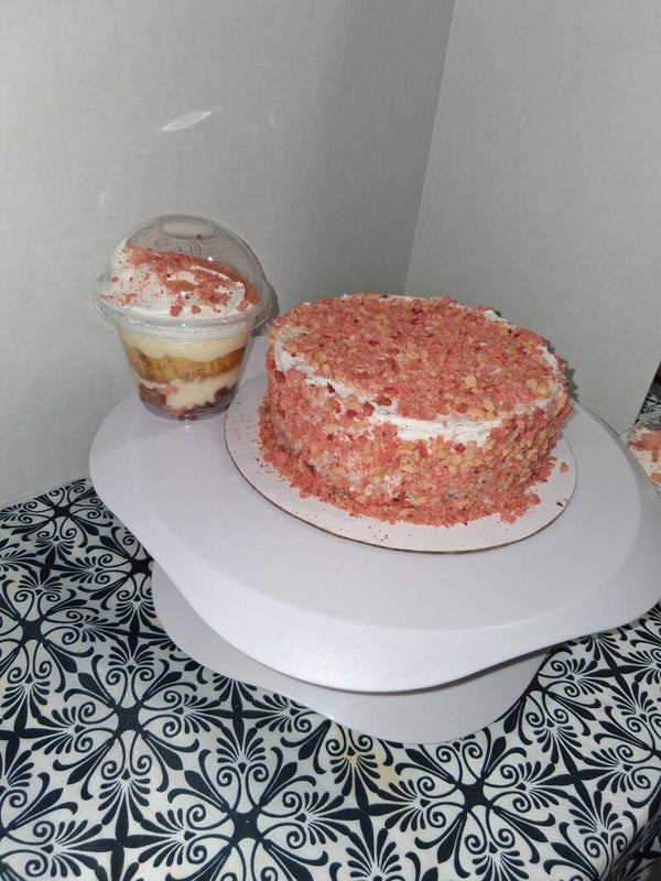 Strawberry lemonade crunch cake