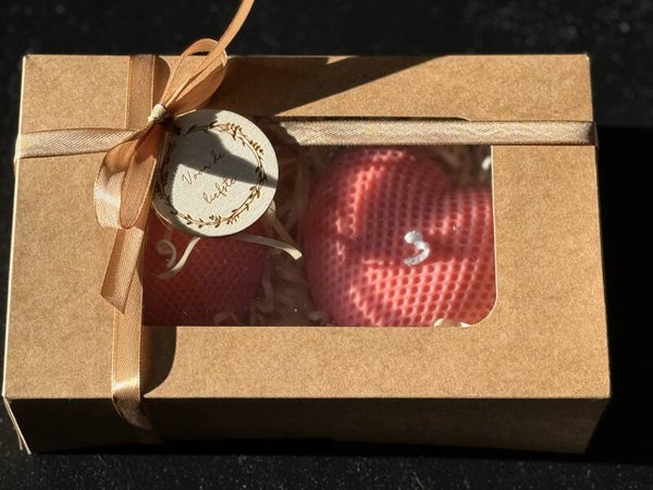 Geschenkverpakking met hartvormige kaarsen