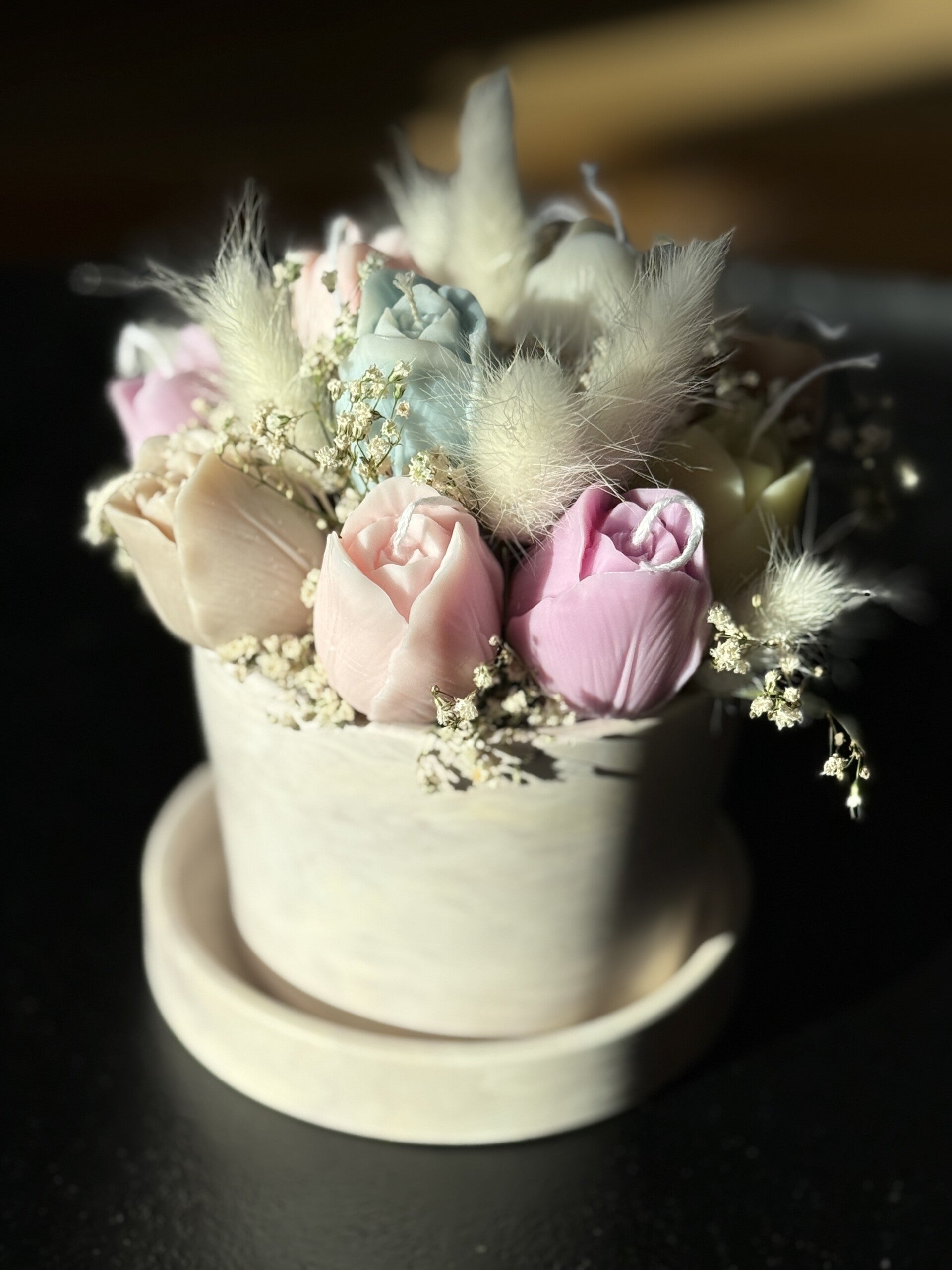 Tulpenboeket in pot met schaaltje