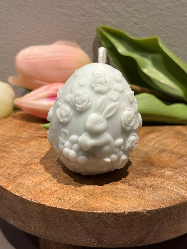 Klein paasei met paashaas en bloemen