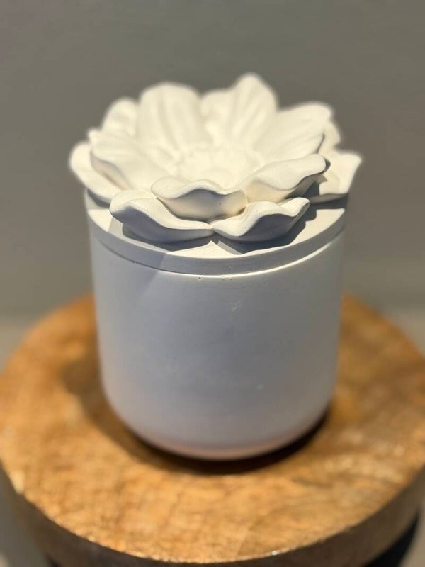 Kaars in pot met bloem