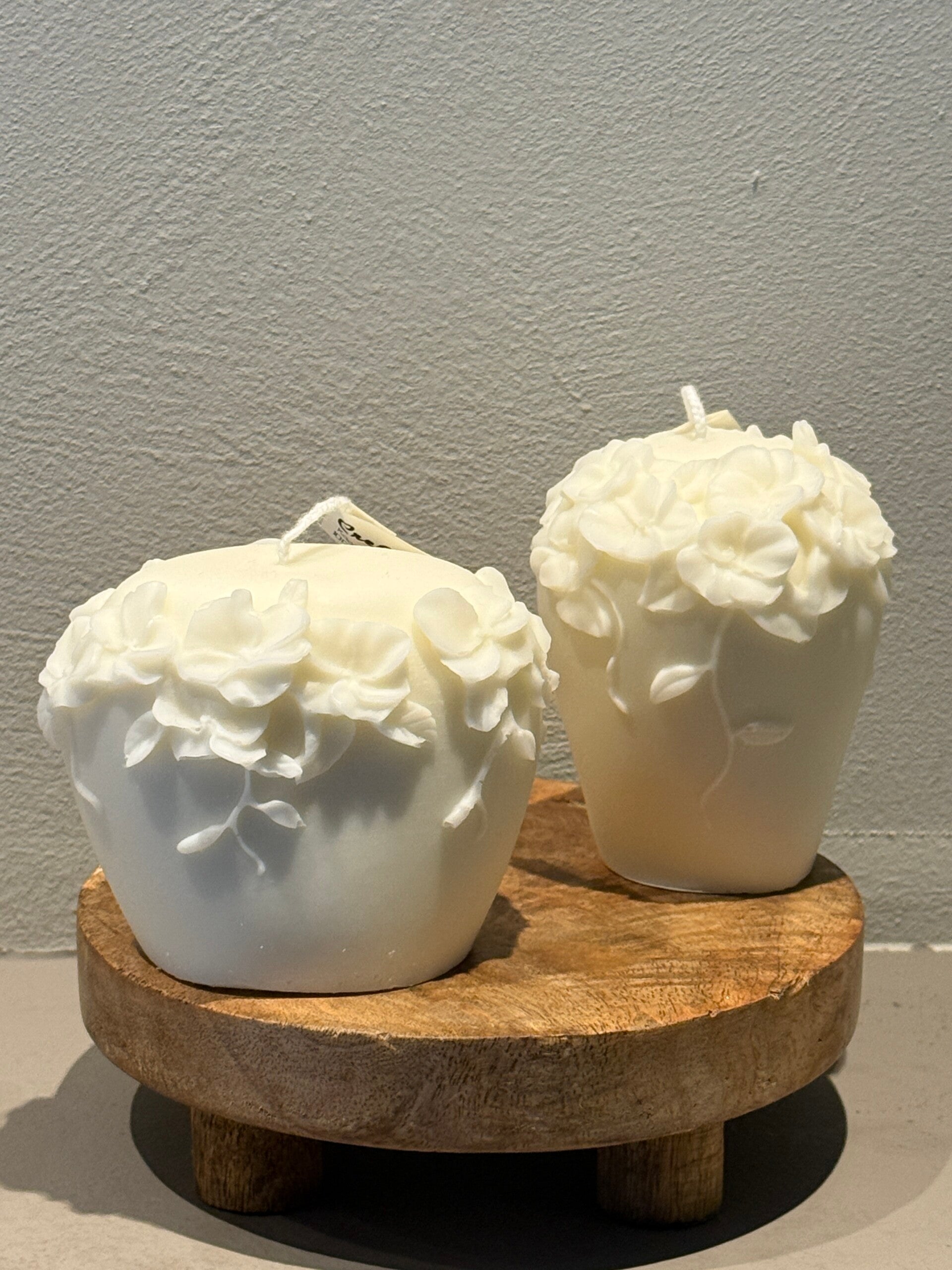 Conische kaars met afhangende bloemen