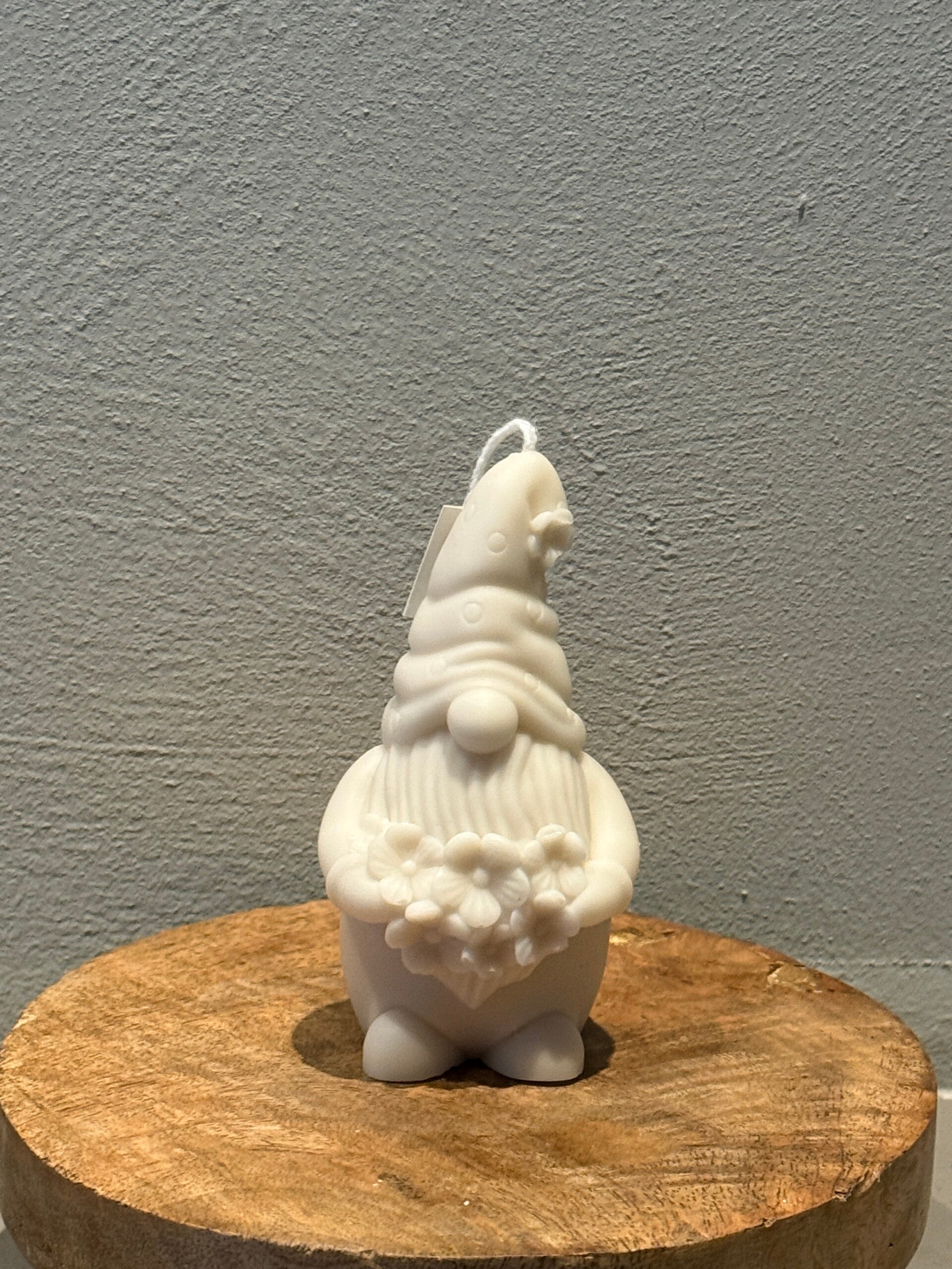 Gnoom met boeket bloemen