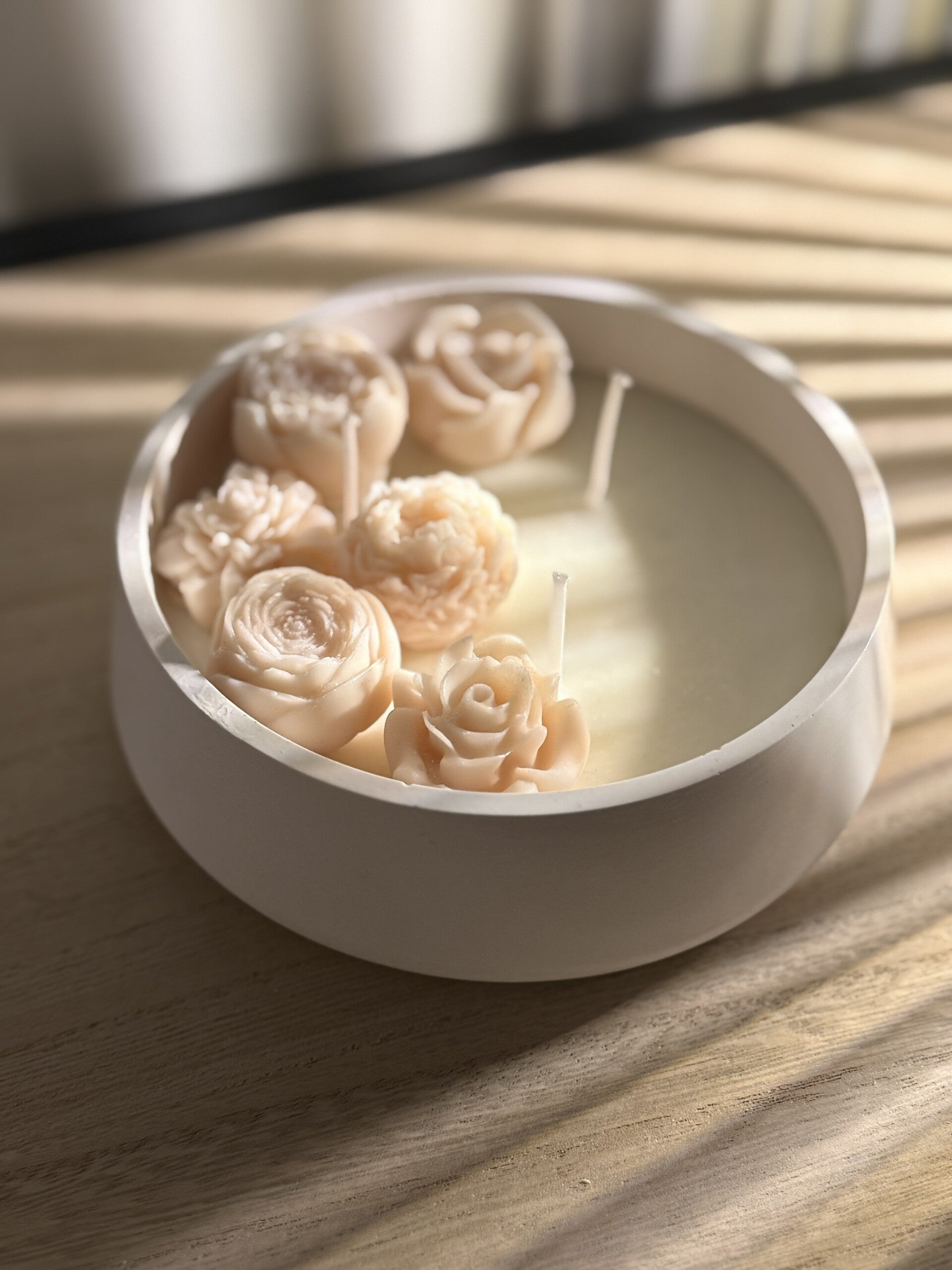 Flowerbomb geurkaars in schaal
