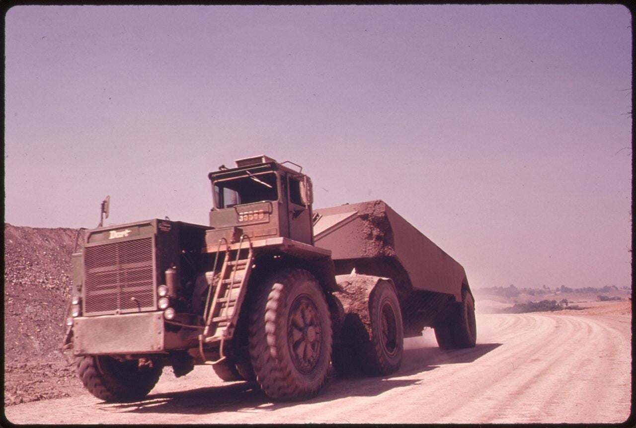 Camión con remolque de volteo inferior Dart (1970)