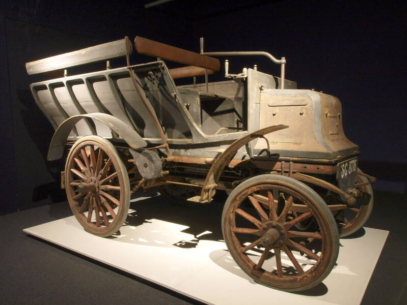 Daimler 6 hp , modelo de 1897, con freno de tiro bicilíndrico