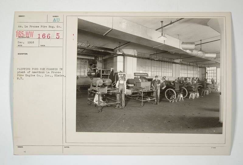 Pintura de chasis de automóviles Ford en la planta de American La France Fire Engine Co., Inc. 1918.