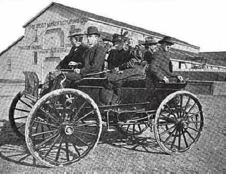 Un típico vehículo de ruedas altas antes de 1900: Best Wagon (1898).