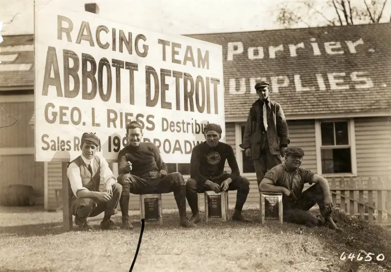 1910-abbott-detroit-team-was-headquarters-at-porriers-hotel-in-garden-city-standard.webp