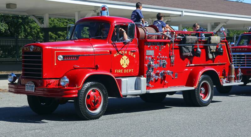 Camión de bomberos FWD de 1958, perteneciente al Departamento de Bomberos de North Sea (Long Island, NY) en un desfile en la estación de tren LIRR de Southampton.