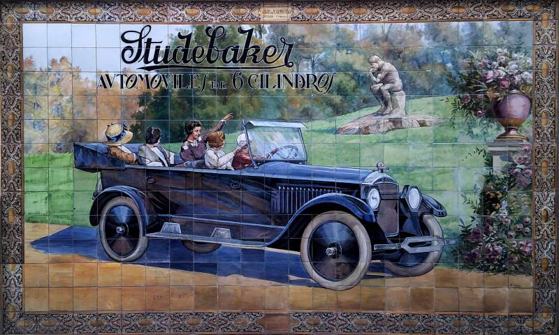 Mosaico de azulejos publicitario con la imagen de un Studebaker Big Six (calle Tetuán de Sevilla, 1924)  