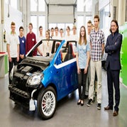 Los aprendices de ŠKODA construyen su coche soñado junto a jefe de Diseño de ŠKODA, Jozef Kaban (a la derecha)