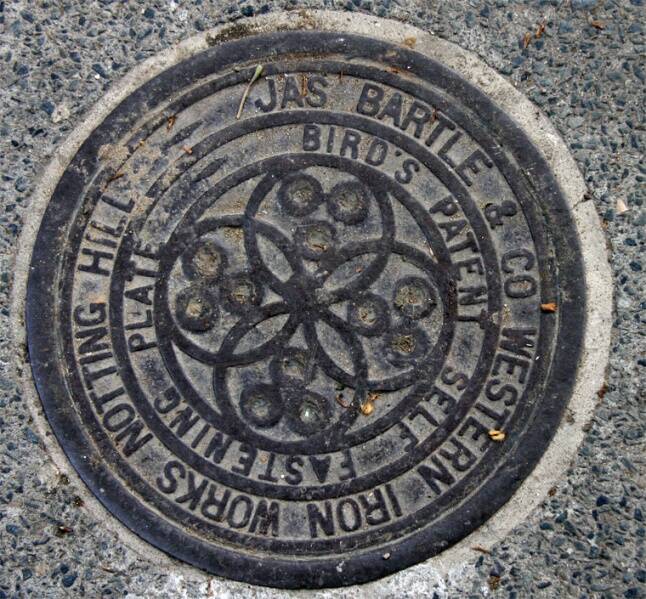 Plato de carbón de cuatro hojas con cierre automático "Bird's Patent Self Fastening", encontrado en Londres.