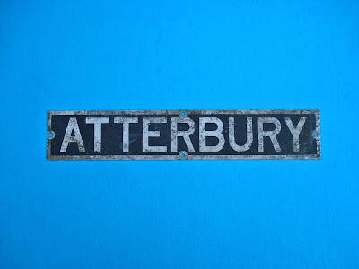 Esta es una placa lateral para el capó de un Atterbury (c. 1928-1935)