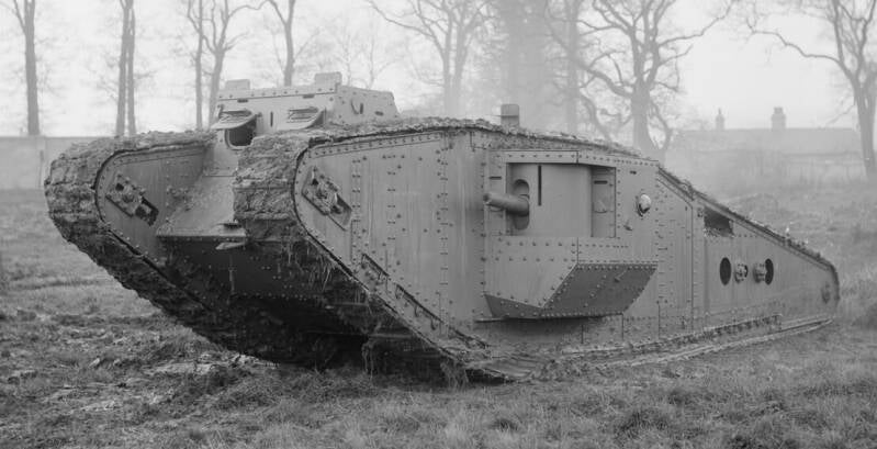 Tanque británico Mark IV con motor Daimler de 105 cv