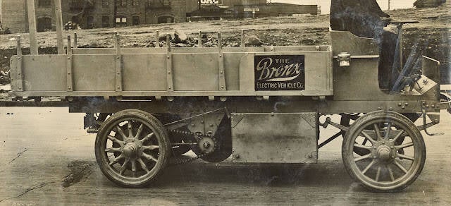Camión eléctrico Bronx de 2 toneladas de capacidad con letrero lateral (principios de 1911) 