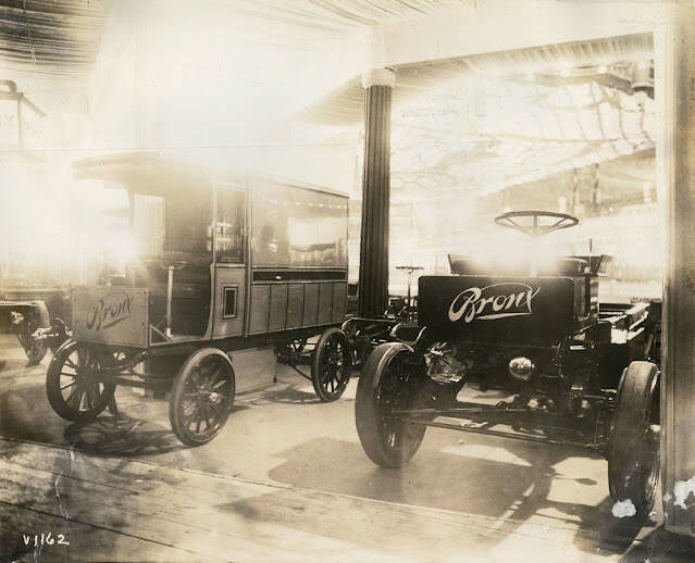 Camiones eléctricos del Bronx en una feria comercial, posiblemente en el Madison Square Garden (1912) 