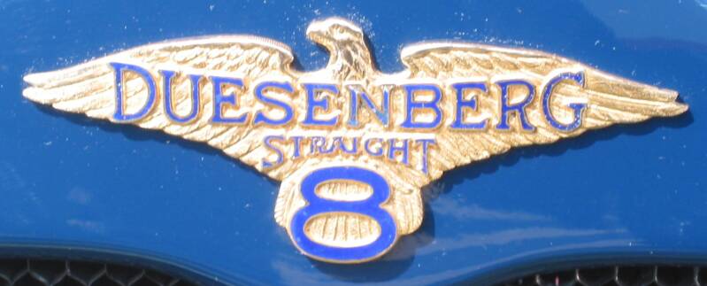 Emblema en un McFarlan Duesenberg X Straight 8 de 1927.