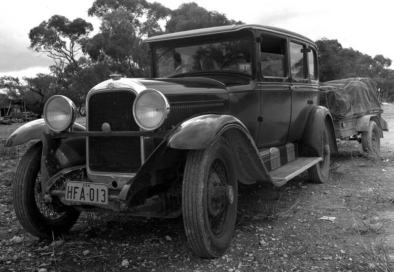 Studebaker GB Commander de 1928 cruzando el continente australiano por carreteras sin asfaltar en 1975