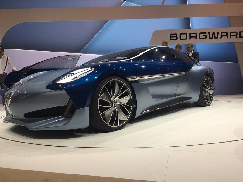 Vista frontal del prototipo Borgward Isabella, un coupé eléctrico de cuatro puertas.