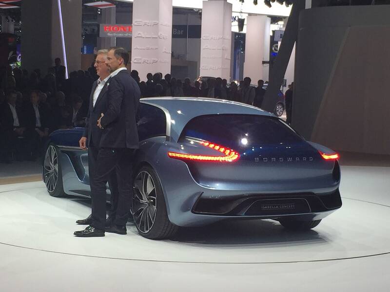 El CEO de Borgward, Ulrich Walker (izquierda), y el diseñador jefe, Anders Warming (derecha), presentan el concepto Isabella en el Salón del Automóvil de Frankfurt 2017.