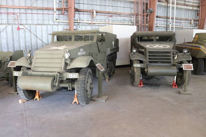 El semioruga M3 y el vehículo de reconocimiento M3A1