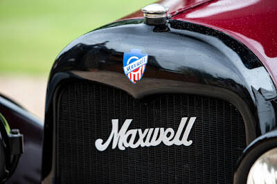 Maxwell Modelo 25 Tourer que muestra un emblema de radiador de calcomanía (1917) 