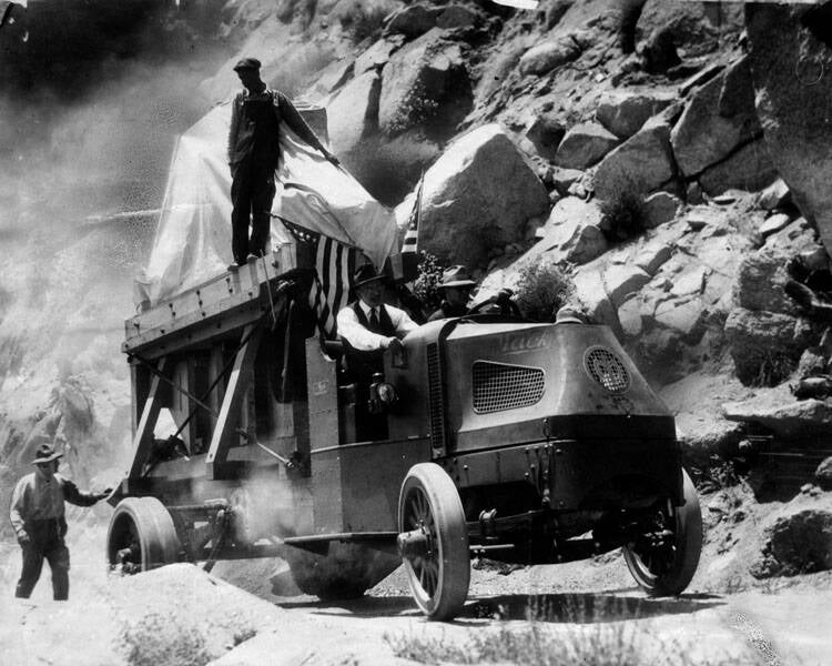 Camión Mack de la serie AC en la carretera en California en 1917