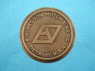 Este es un emblema de radiador Nelson (1917-1920)