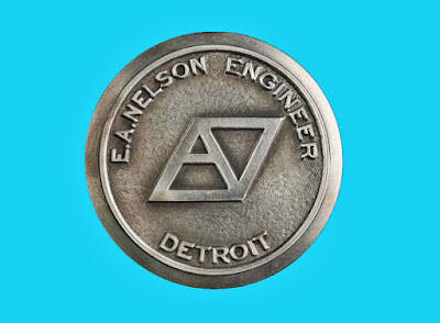 Este es un emblema de radiador Nelson (1917)