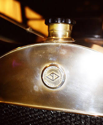 Este es un emblema de radiador Nelson (1917)  pwc