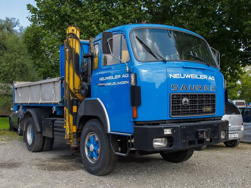 Saurer D330 y grúa de carga